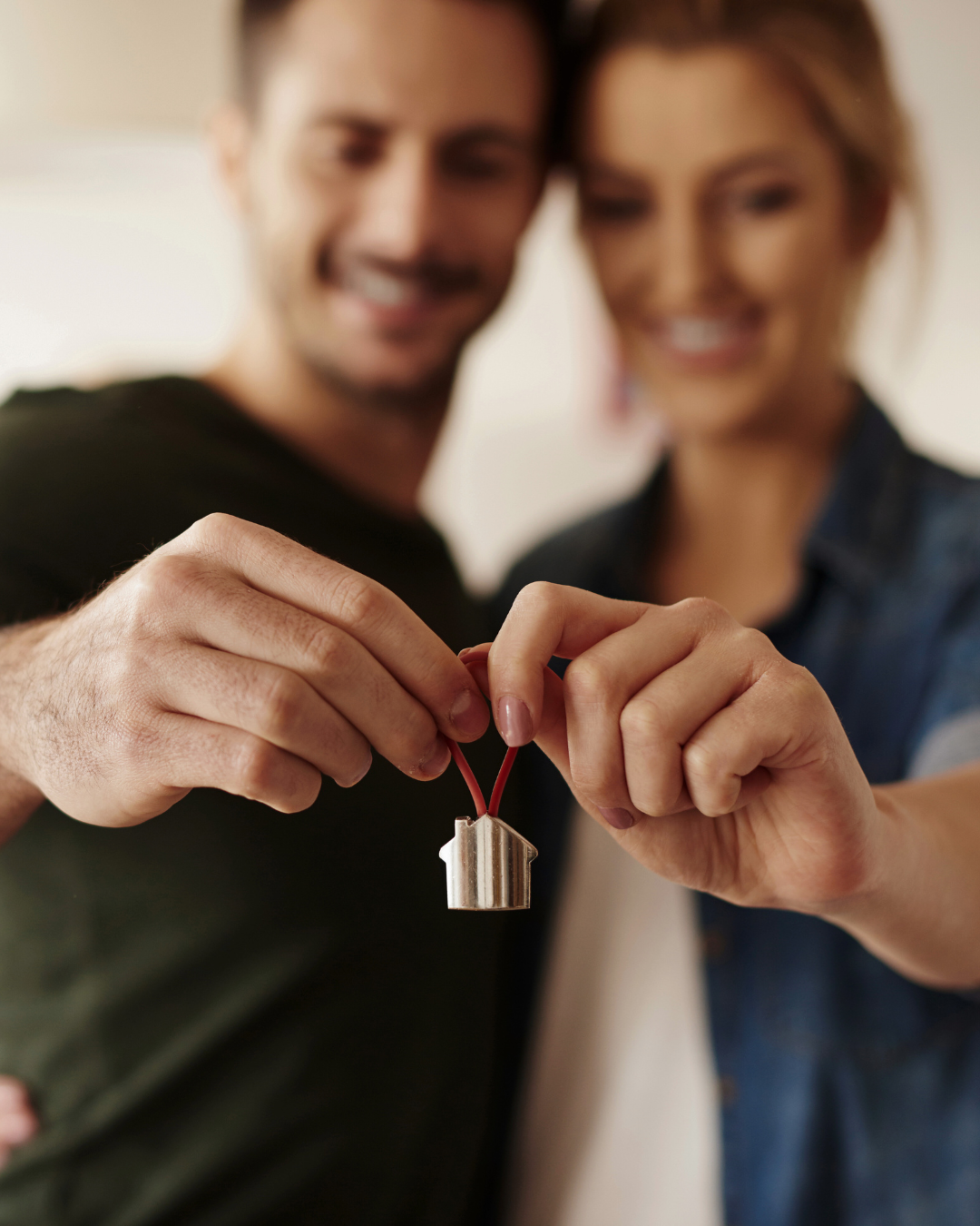 Casal feliz na casa nova